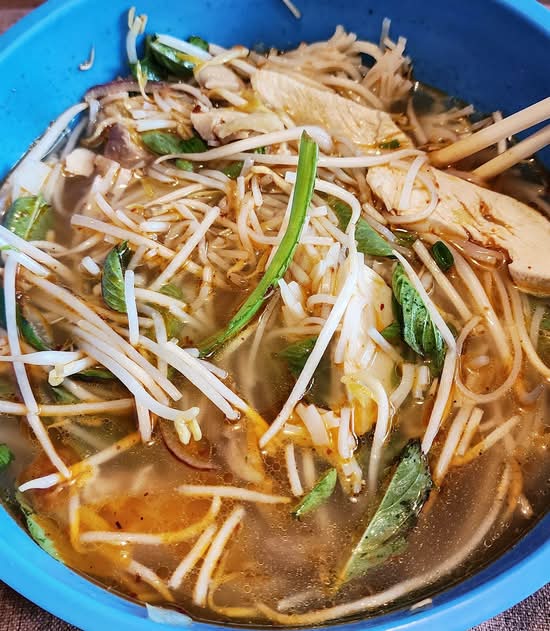 02. Chicken Rice Noodle Soup 雞絲河粉